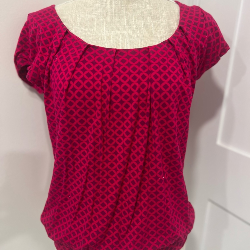 Banana Republic Short Sleeve Scoop Neck Top in Fuchsia Geometric